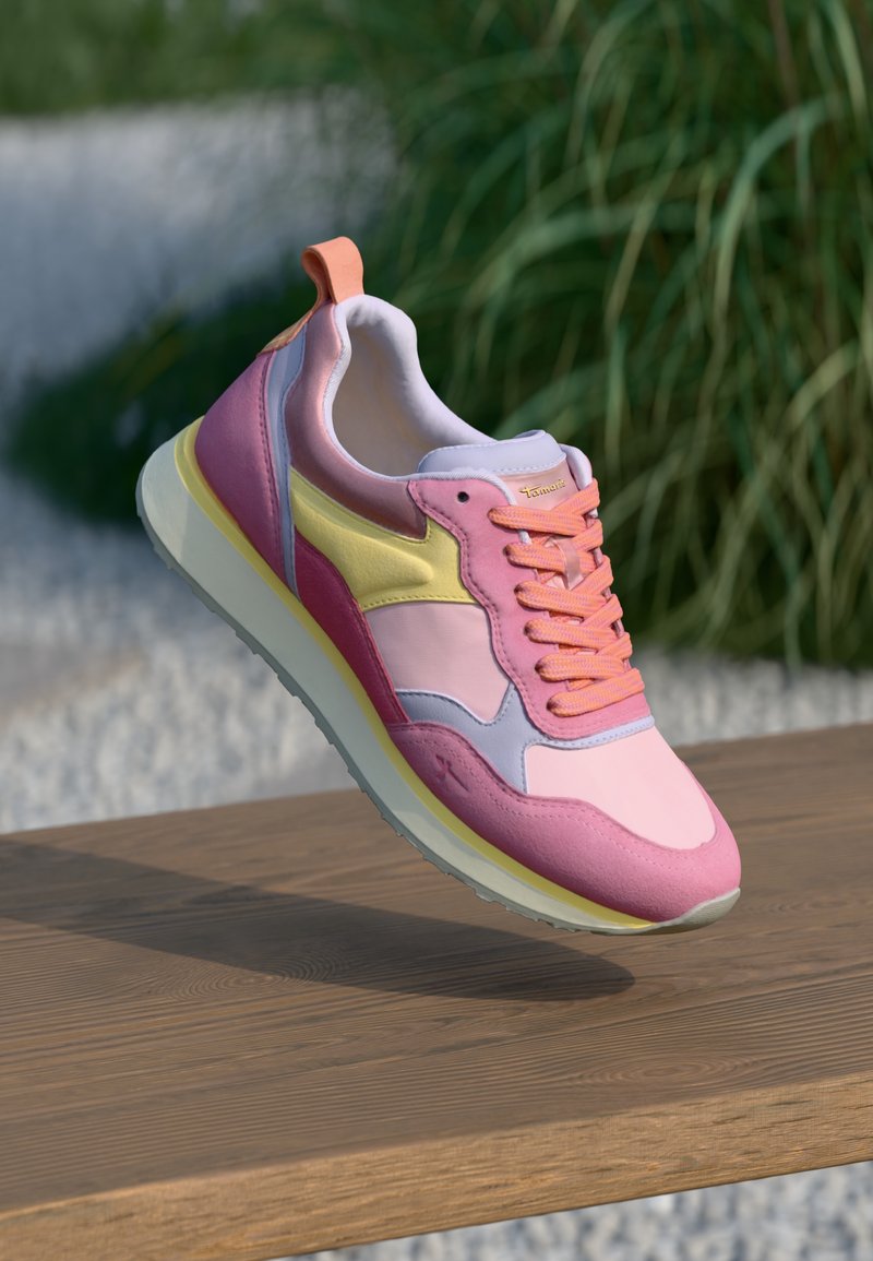 Adidași multicolori cu un design roz, lavandă și galben, având un superior din piele texturată și o talpă ușoară de culoare albă.