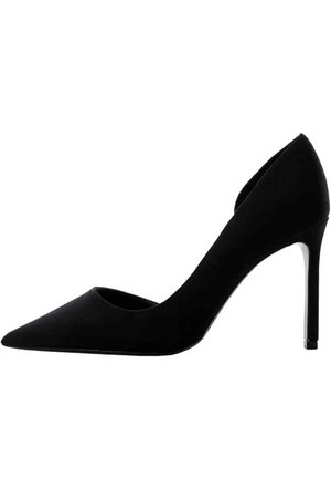 Pompe à talon aiguille noire en textile, à bout pointu, avec des côtés légèrement découpés, une texture lisse et un accent métallique sur le talon.