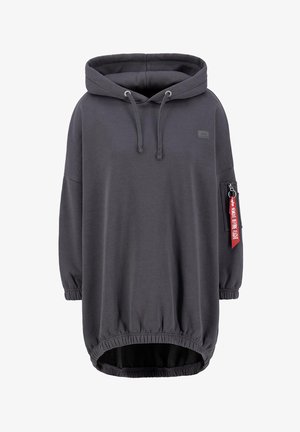 Grå oversized hettegenser med snor i hetta, elastisk kant og ermer, har en glidelåslomme på ermet og en rød etikett.