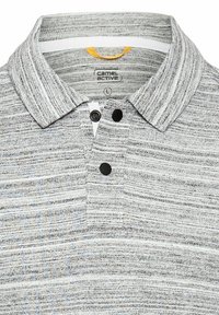 Grå og hvidstribet polo-shirt med en struktureret krave, to sorte knapper og en gul detalje indeni. Blød tekstur og afslappet design.