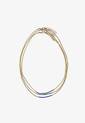 Naszyjnik warstwowy w odcieniu złota z trzema splotami. Posiada kolorowe koraliki w kolorze czerwonym, turkusowym i niebieskim. Teksturowany wzór łańcuszka metalowego.