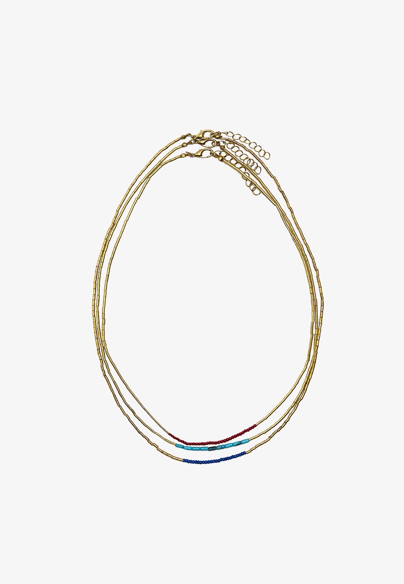 Naszyjnik warstwowy w odcieniu złota z trzema splotami. Posiada kolorowe koraliki w kolorze czerwonym, turkusowym i niebieskim. Teksturowany wzór łańcuszka metalowego.