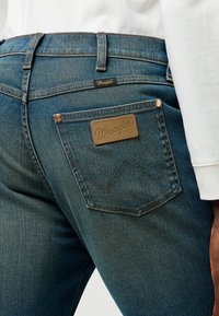 Wrangler WRANCHER - Vaqueros bootcut - faded