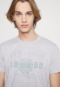 TOM TAILOR LOGO TEE - T-shirt estampada - light stone grey melange