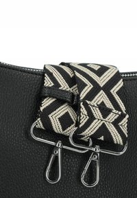 Schwarze, strukturierte Ledertasche mit abnehmbarem Tragegurt im schwarz-weißen geometrischen Muster und silbernen Hardware-Clips.