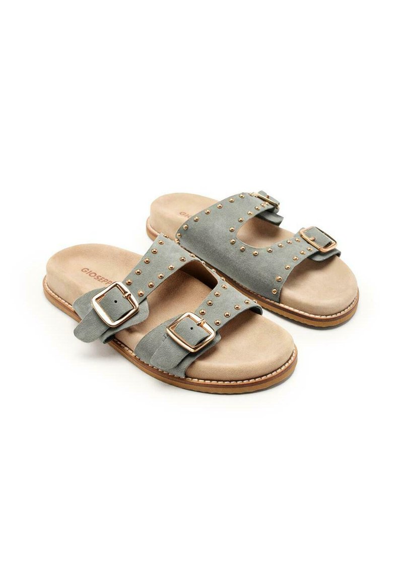 Sandali in suede grigio con due fasce larghe, dettagli in oro e fibbie regolabili. Soletta liscia beige e suola piatta con cuciture decorative.