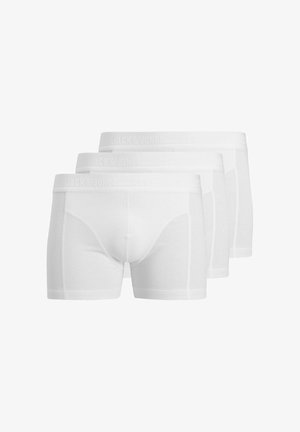 Három pár fehér férfi boxeralsó, melyek derékrészén "JACK & JONES" domború mintával, egymásra rakva fehér háttéren.