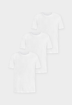 Trys balti medvilniniai marškinėliai trumpomis rankovėmis, apvaliais iškirptėmis ir lygiu paviršiumi, sudėti vertikaliai vienas ant kito.