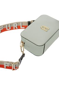 Borsa quadrata in pelle verde menta con hardware dorato, dotata di una tracolla a motivi beige e rossa etichettata "FURL" e una superficie liscia.
