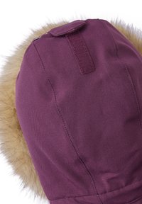 Lila tygkåpa med mjuk faux fur-kant, utrustad med en ögla för säker fastsättning och en slät, matt textur.