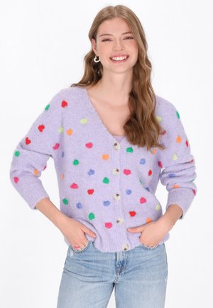 Cardigan purpuriu cu aplicații colorate în formă de inimă. Dispune de un decolteu în V, închidere cu nasturi și manșete cu model ribat. Material moale, texturat.