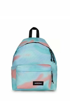 Blå og pink tie-dye Eastpak rygsæk med lynlåslomme foran og sort håndtag, vist på hvid baggrund.