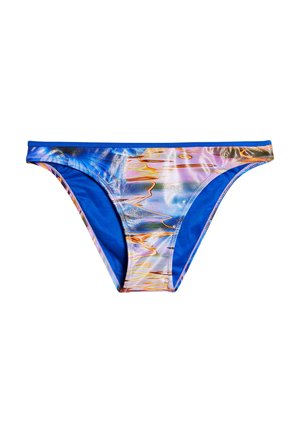 Bas de bikini taille basse avec motif abstrait de réflexion d'eau en bleu, rose et orange sur tissu lisse.