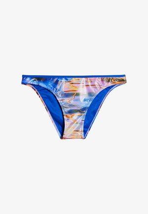 Braguita de bikini de tiro bajo con un estampado abstracto de reflejos de agua en azul, rosa y naranja sobre una tela suave.