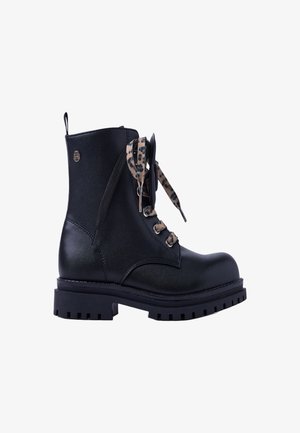 Botas negras hasta el tobillo con un acabado de cuero suave, punta redonda, suela de goma gruesa y cordones con estampado de leopardo. Presenta un logo decorativo.
