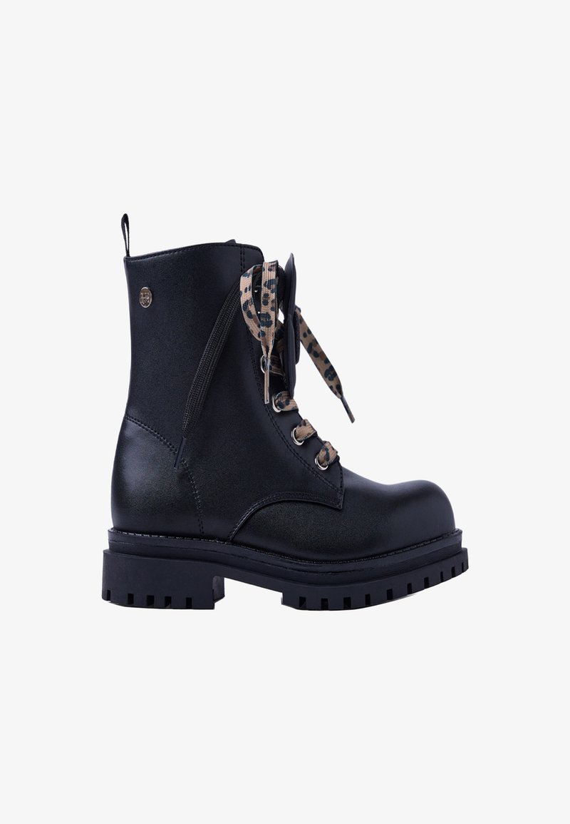 Stivaletti neri alla caviglia con una finitura in pelle liscia, punta rotonda, suola in gomma spessa e lacci con stampa leopardata. Presentano un logo decorativo.
