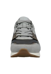 Graue Sneaker aus einer Mischung aus Wildleder und glatten Materialien, Schnürdesign, runde Zehenform und Gummisohle mit hellbraunen Akzenten.