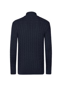 Granatowy sweter z dzianiny, z warkoczowym wzorem, wysokim kołnierzem, długimi rękawami oraz ściągaczami przy rękawach i dolnym brzegu. Widok z tyłu ukazuje teksturę i design.