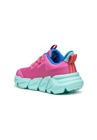 Sneaker rosa brillante con superficie texturizzata, con interno blu e suola verde menta. I lacci gialli e rosa accentuano il design.