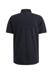 Polo de color azul oscuro con mangas cortas, tejido texturizado, patrón sutil y cuello clásico. Presenta un ribete en contraste en las mangas y el cuello.