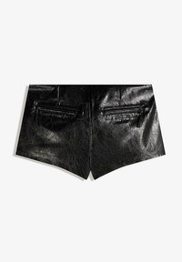 Čierne šortky z faux kože s hladkou textúrou, so zahrnutými dvoma zadnými vreckami so zipsom a priliehavým strihom.