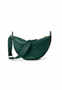 Borsa a tracolla verde in pelle a forma di mezzaluna, con superficie testurizzata, hardware dorato e una larga tracolla in tessuto. Chiusura con zip nella parte superiore.