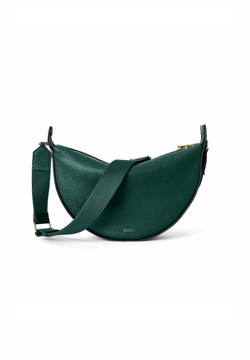 Borsa a tracolla verde in pelle a forma di mezzaluna, con superficie testurizzata, hardware dorato e una larga tracolla in tessuto. Chiusura con zip nella parte superiore.