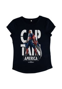 Černé tričko s grafikou postavy v modro-červených kostýmech se štítem, text "KAPITÁN AMERIKA" tučným bílým písmem.