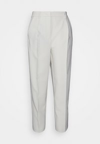 Pantalones en tono gris claro, con un corte ajustado y una textura suave, que presentan un frente plano, bolsillos laterales y un discreto diseño de panel lateral en contraste.