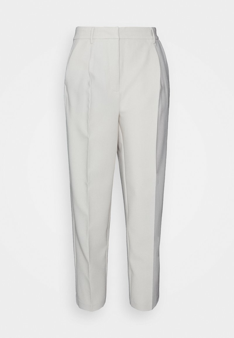 Pantalones en tono gris claro, con un corte ajustado y una textura suave, que presentan un frente plano, bolsillos laterales y un discreto diseño de panel lateral en contraste.