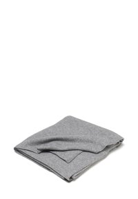 Grau gefaltete Decke aus weichem, strukturiertem Stoff mit sauberen Kanten. Einfaches Design ohne Muster oder Verzierungen.