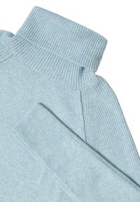 Jasnoniebieski sweter z wysokim ściągaczem, ściągaczami na mankietach oraz miękkim, teksturowanym materiałem. Posiada skośne szwy na ramionach dla luźniejszego kroju.