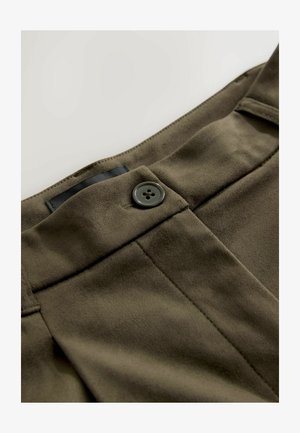 Oliivrohelised püksid, millel on sile kangatekstuur, õmmeldud vöökoht, must sisemärgis ja üks tume nööp kinnituseks.