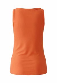 Geribbelde oranje tanktop met een hoge halslijn en mouwloos ontwerp, met een getailleerde silhoutte en een gladde textuur.