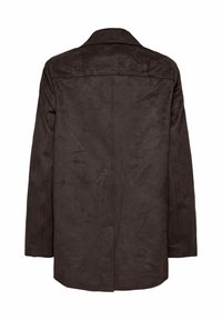 Giacca in camoscio marrone con taglio dritto, colletto a revers e dettaglio della cucitura posteriore. Texture liscia e maniche lunghe, senza cuciture visibili.