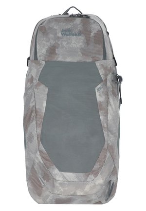 Grijze camouflage rugzak met een gestructureerd oppervlak, verstelbare schouderriemen, meerdere compartimenten en een stevige onderpaneel voor stabiliteit.