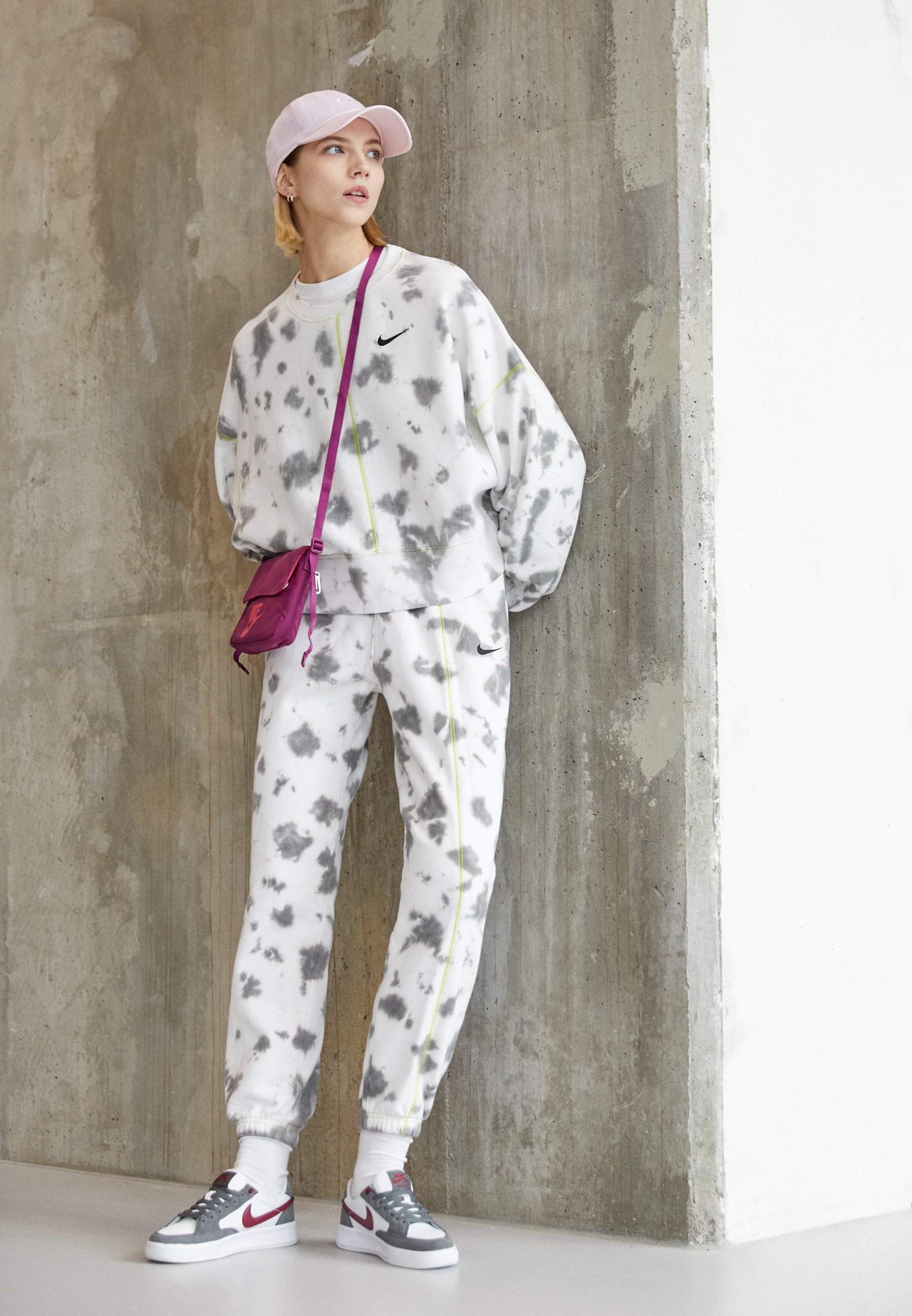 Nike Sportswear TIE DYE CREW - Felpa - flat pewter/atomic  green/black/grigio chiaro - Zalando.it