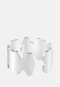 Pulsera de puño de plata con un diseño ondulado y parecido a una nube, con acabado pulido. Textura suave y forma abierta para ajustarla.