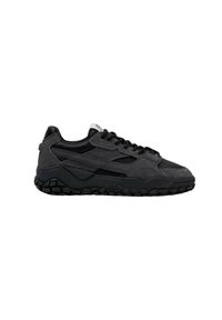 Sneakers atletici neri con una tomaia in suede e mesh testurizzato. Caratterizzati da una suola in gomma durevole e un design stratificato con dettagli sottili.
