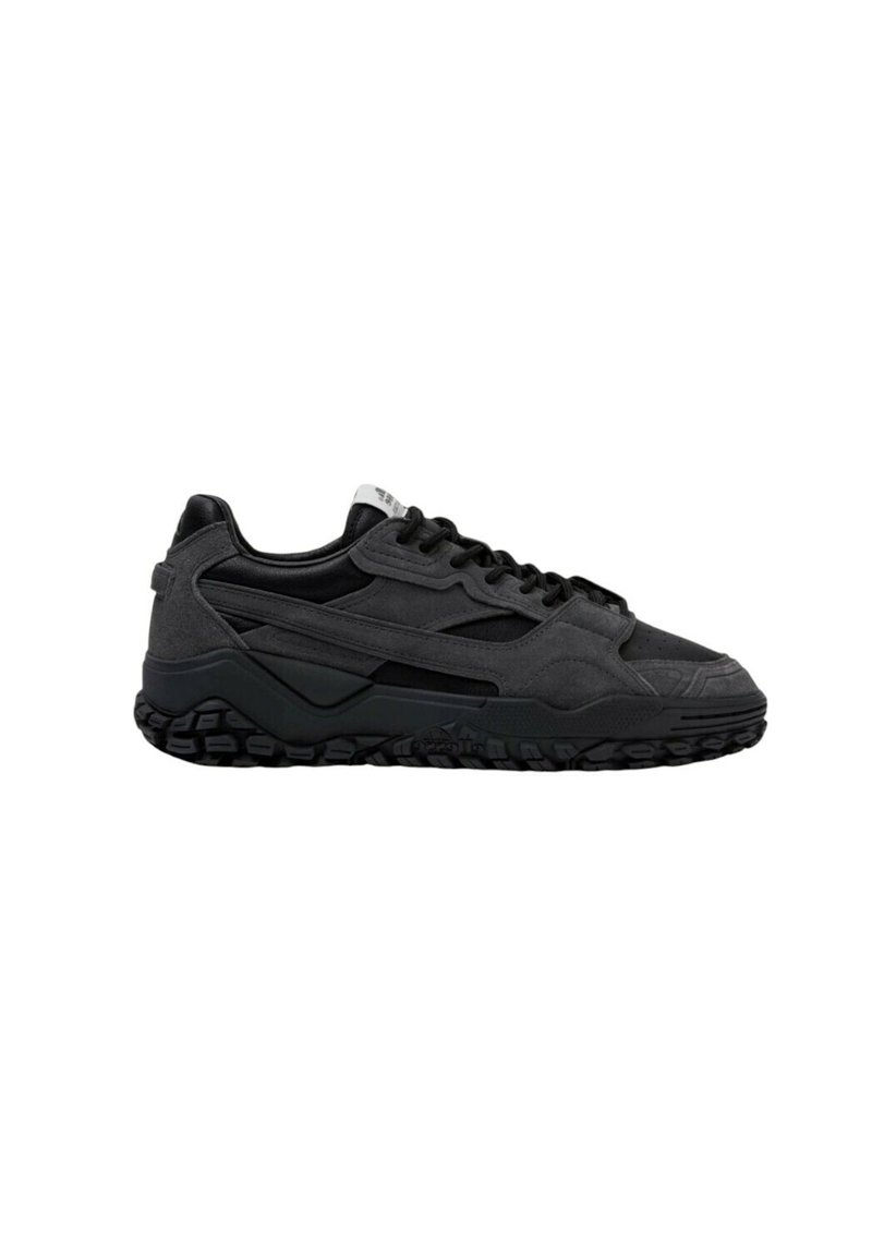 Sneakers atletici neri con una tomaia in suede e mesh testurizzato. Caratterizzati da una suola in gomma durevole e un design stratificato con dettagli sottili.