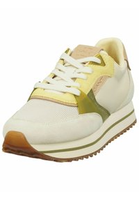 Sneaker mit einem Obermaterial aus Creme und hellgelb, das aus Mesh- und Wildledermaterialien besteht, einer dicke Creme-Sohle und einem durchsichtigen grünen Akzent.