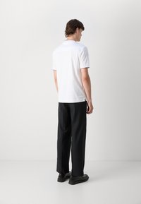 BOSS BOSS X PORSCHE THOMPSON - Pamata T-krekls - white