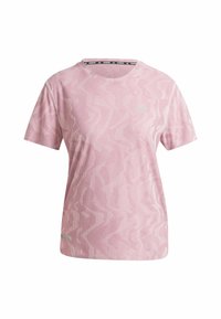 Camiseta deportiva de manga corta en color rosa con un patrón geométrico texturizado y cuello redondo, que presenta un pequeño logo en la parte frontal.
