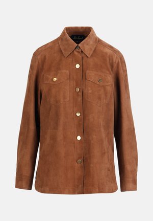 Chaqueta camisa de ante marrón con cuello con solapas, cierre frontal de botones, dos bolsillos en el pecho y detalles de herrajes en tono dorado.