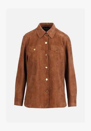 Chaqueta camisa de ante marrón con cuello con solapas, cierre frontal de botones, dos bolsillos en el pecho y detalles de herrajes en tono dorado.