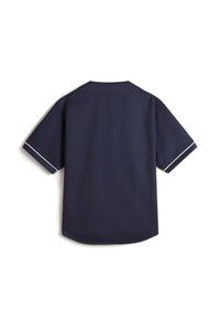 Polo shirt navy a maniche corte con colletto, tessuto texture e bordi bianchi lungo le maniche. Inquadratura posteriore mostrata.