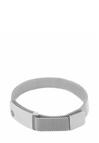 Pulsera de malla metálica en plata. Presenta una superficie texturizada, una banda ancha y un cierre rectangular con un logotipo. Ajustable.