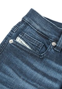 Primo piano di una tasca di jeans in denim blu scuro con taschino anteriore visibile e rivetti metallici su sfondo bianco.