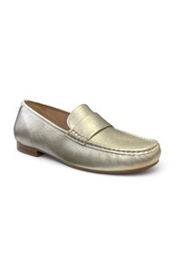 Gouden leren loafers met een gladde textuur, instapontwerp en decoratieve gestikte accenten. De platte houten zool completeert de algehele stijl.