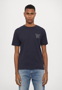 DOUBLE A BY W.W. ACE CHEST PRINT UNISEX - Triko s potiskem - dark navy